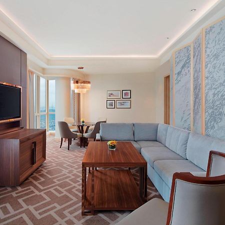 Sheraton Petaling Jaya Hotel מראה חיצוני תמונה A living room in a suite at the hotel