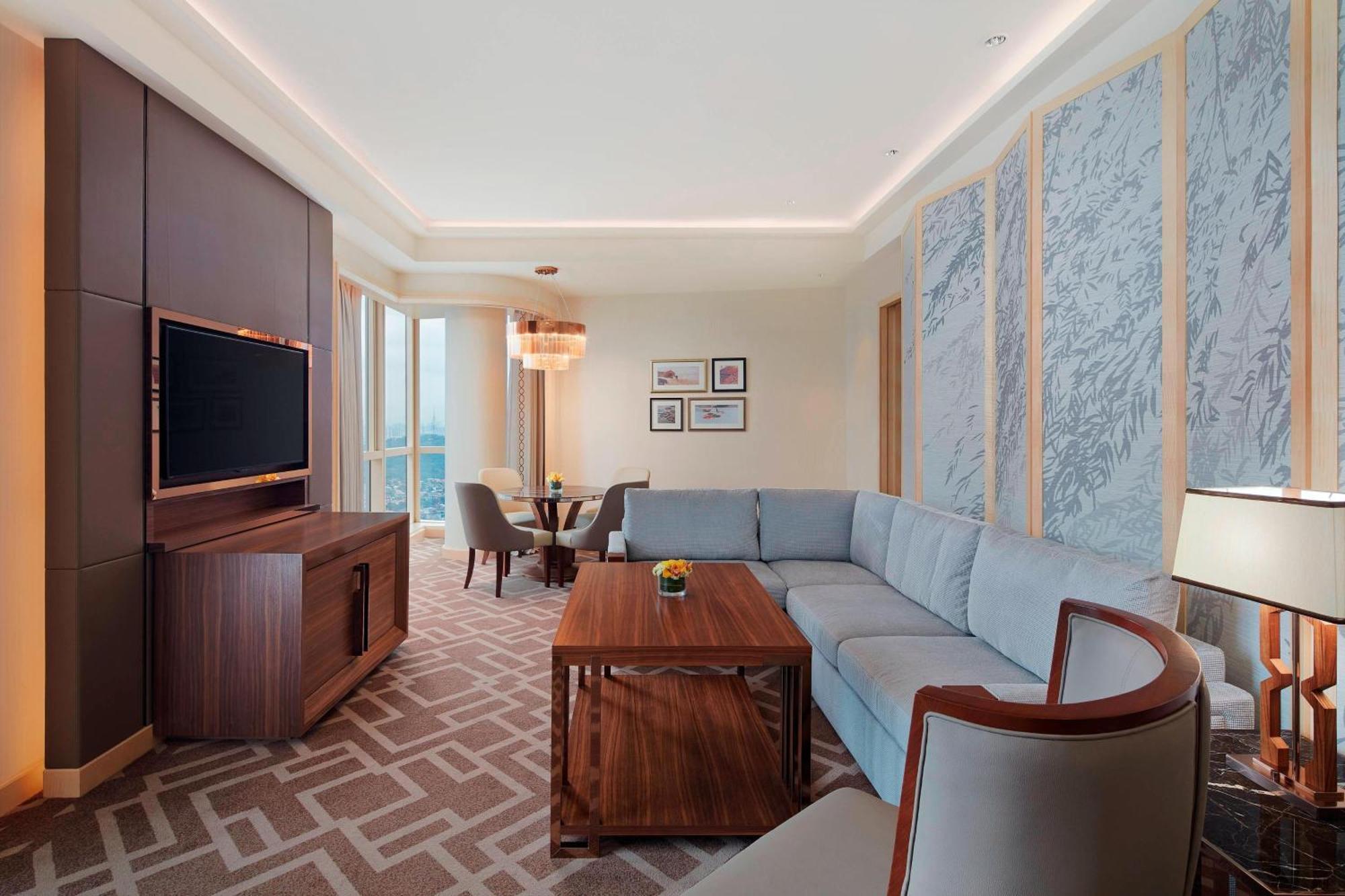 Sheraton Petaling Jaya Hotel מראה חיצוני תמונה A living room in a suite at the hotel
