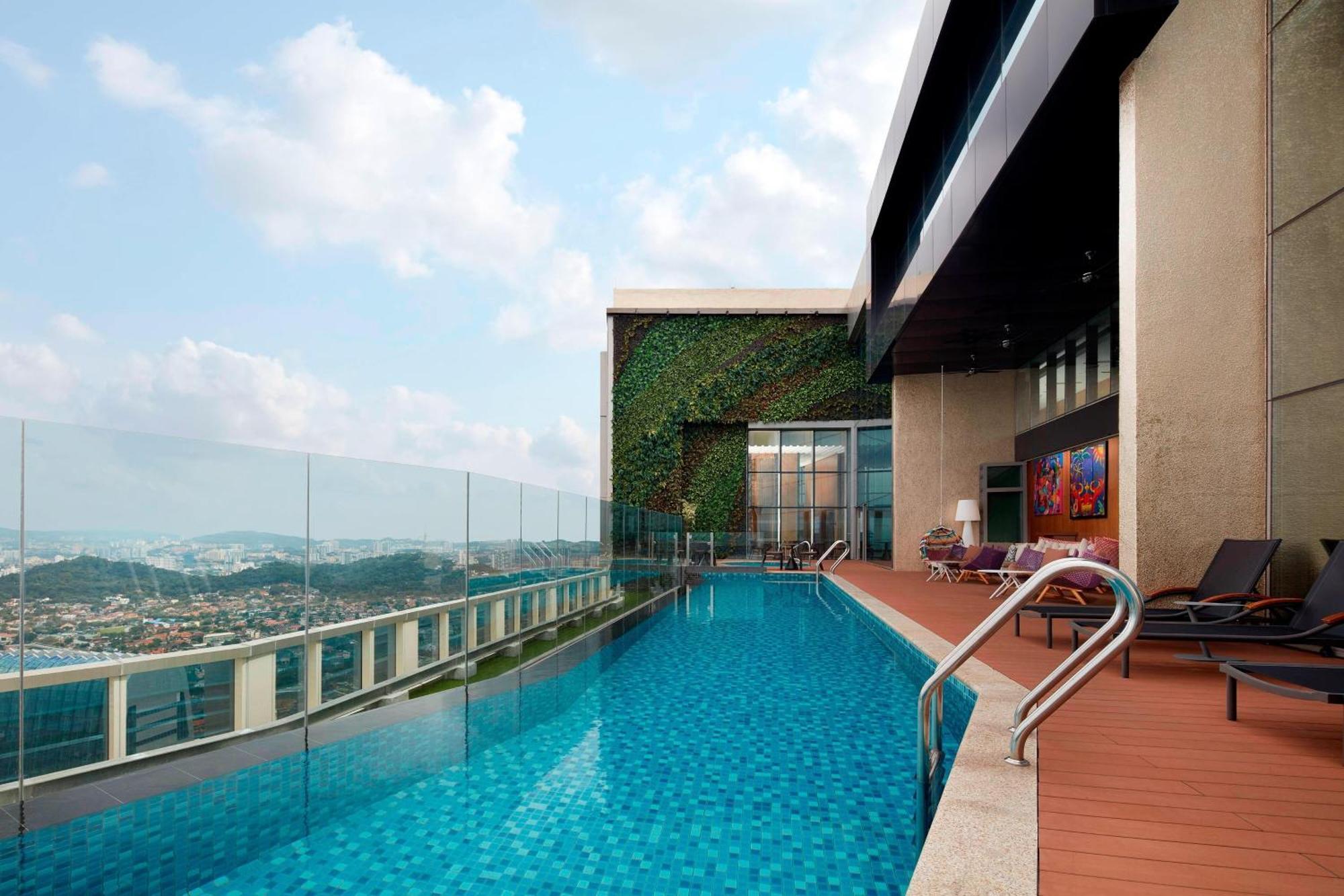 Sheraton Petaling Jaya Hotel מראה חיצוני תמונה The swimming pool at the hotel